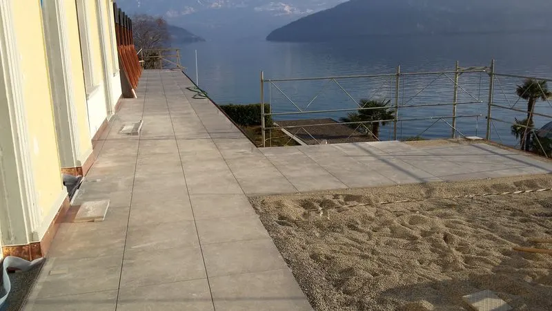 Gartenweg aus Platten am Seeufer