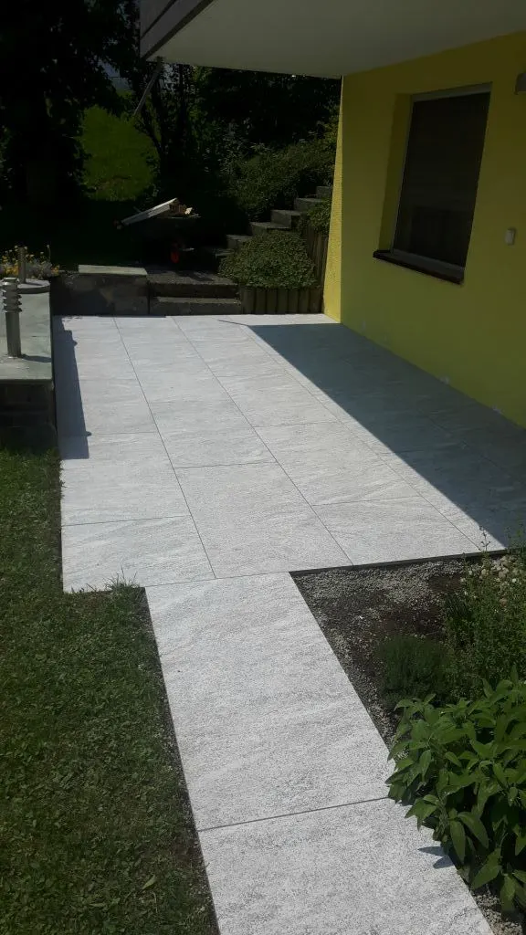 Plattenweg mit Treppe im Garten