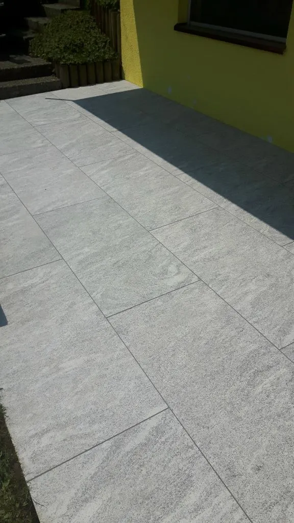 Plattenweg entlang des Hauses
