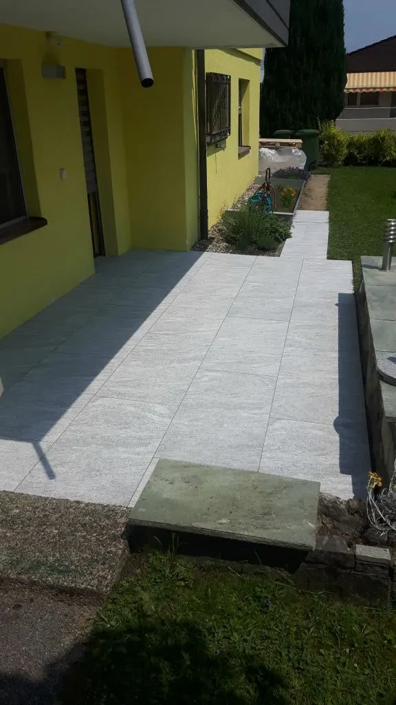 Terrasse mit Plattenbelag und Stufe