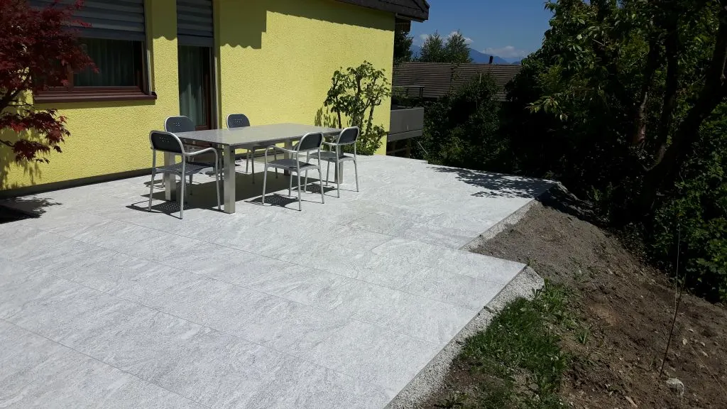 Terrasse mit Gartenplatten und Sitzgruppe