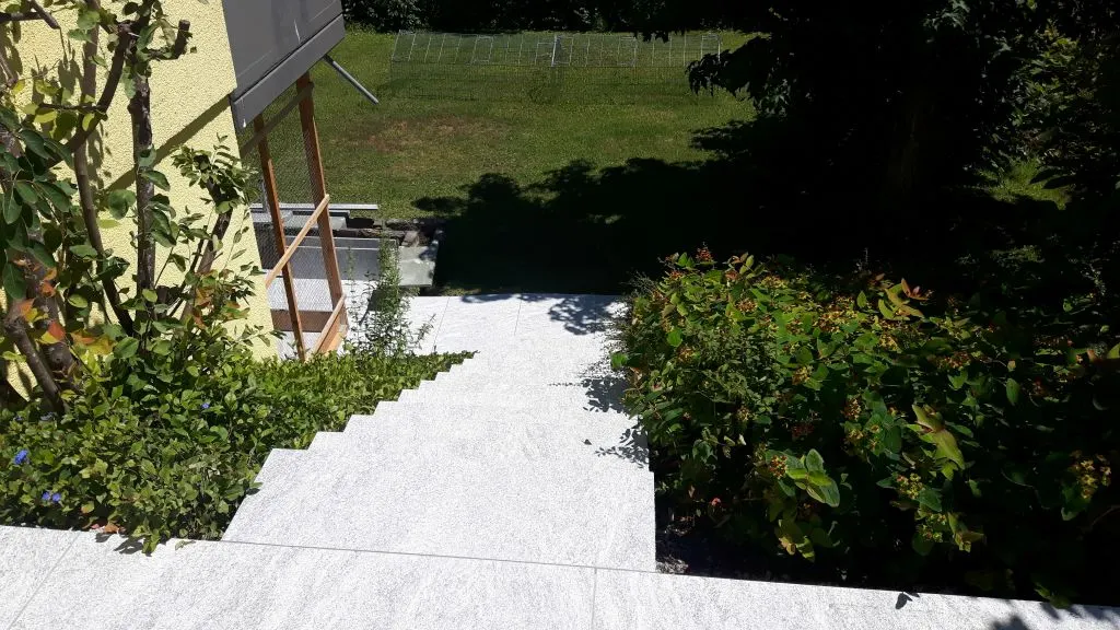 Plattenweg und Stufe im Garten