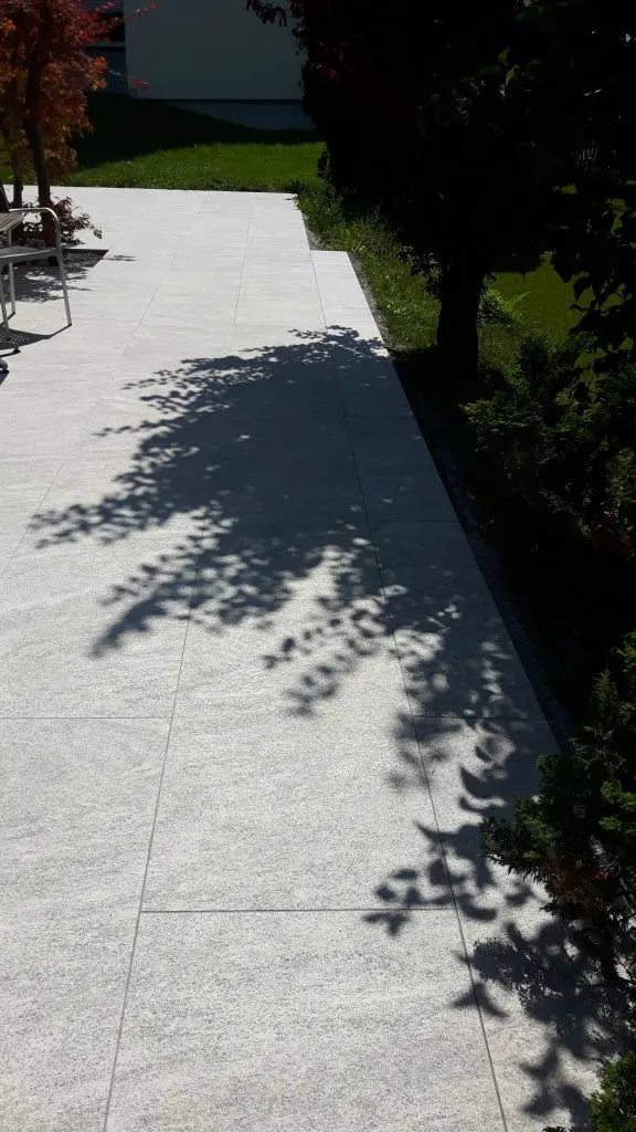Schmaler Plattenweg neben einer Rasenfläche