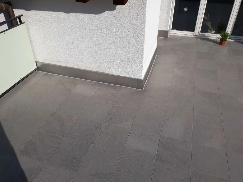 Balkon mit Plattenbelag und Glasbrüstung