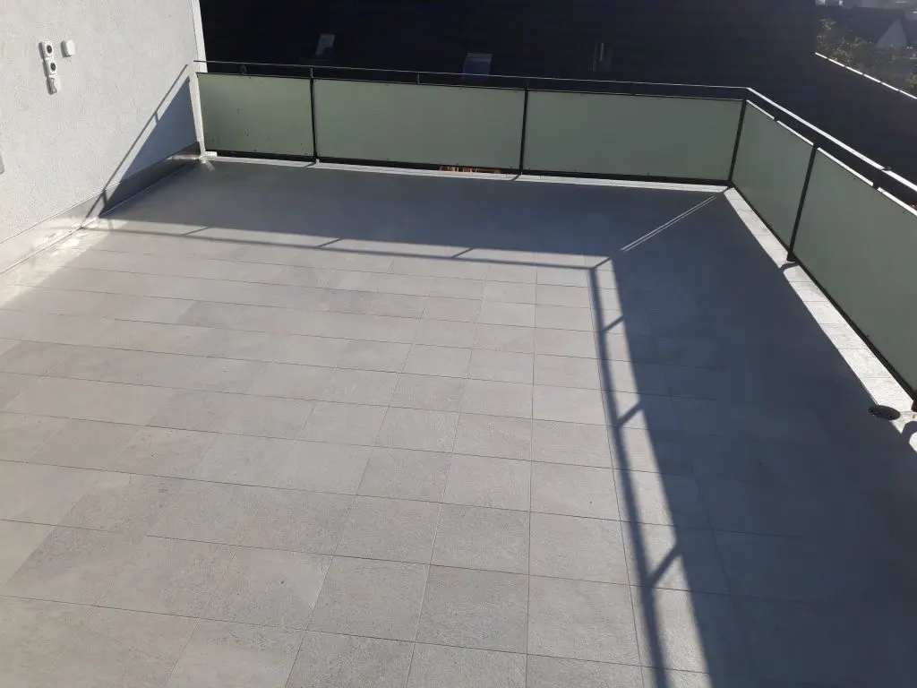 Balkon mit hellem Plattenbelag