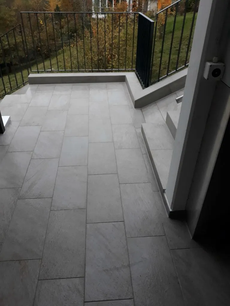 Balkon mit grauen Grossformatplatten
