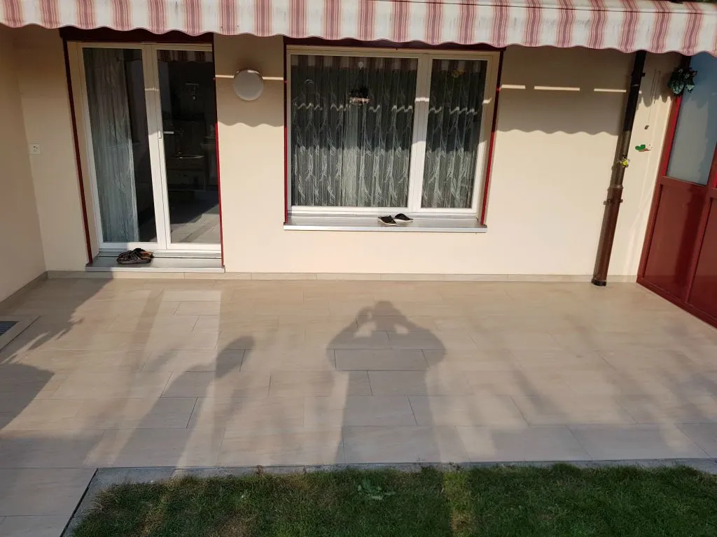 Terrasse in Holzoptik-Platten mit Rasen