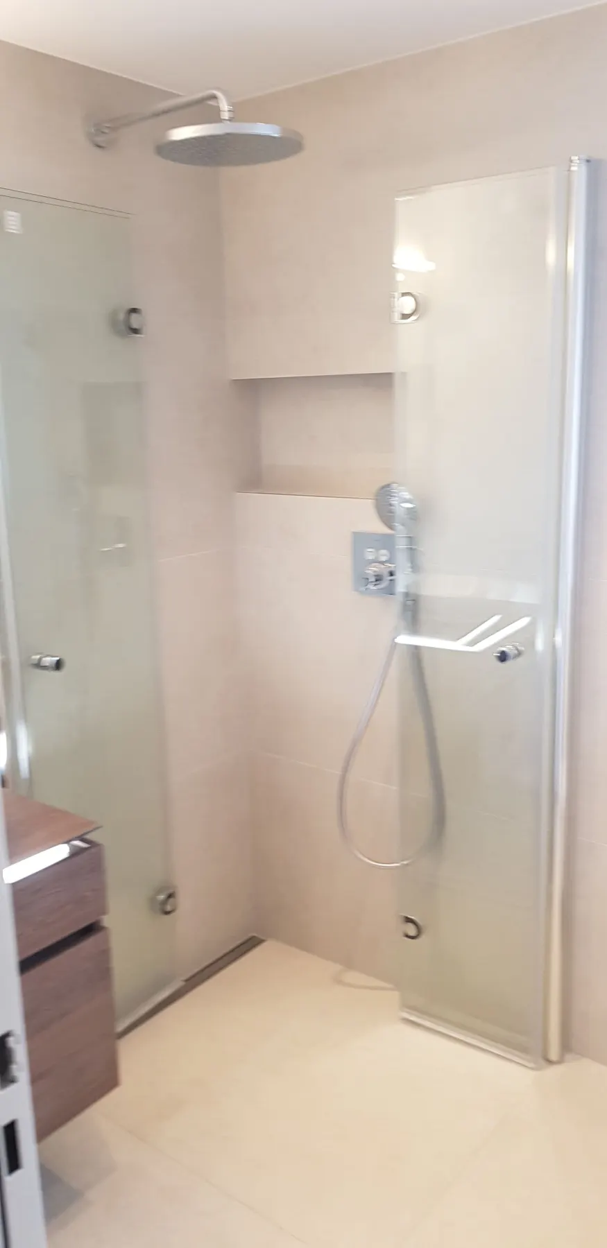 Bodenebene Dusche mit Glastür und Nische
