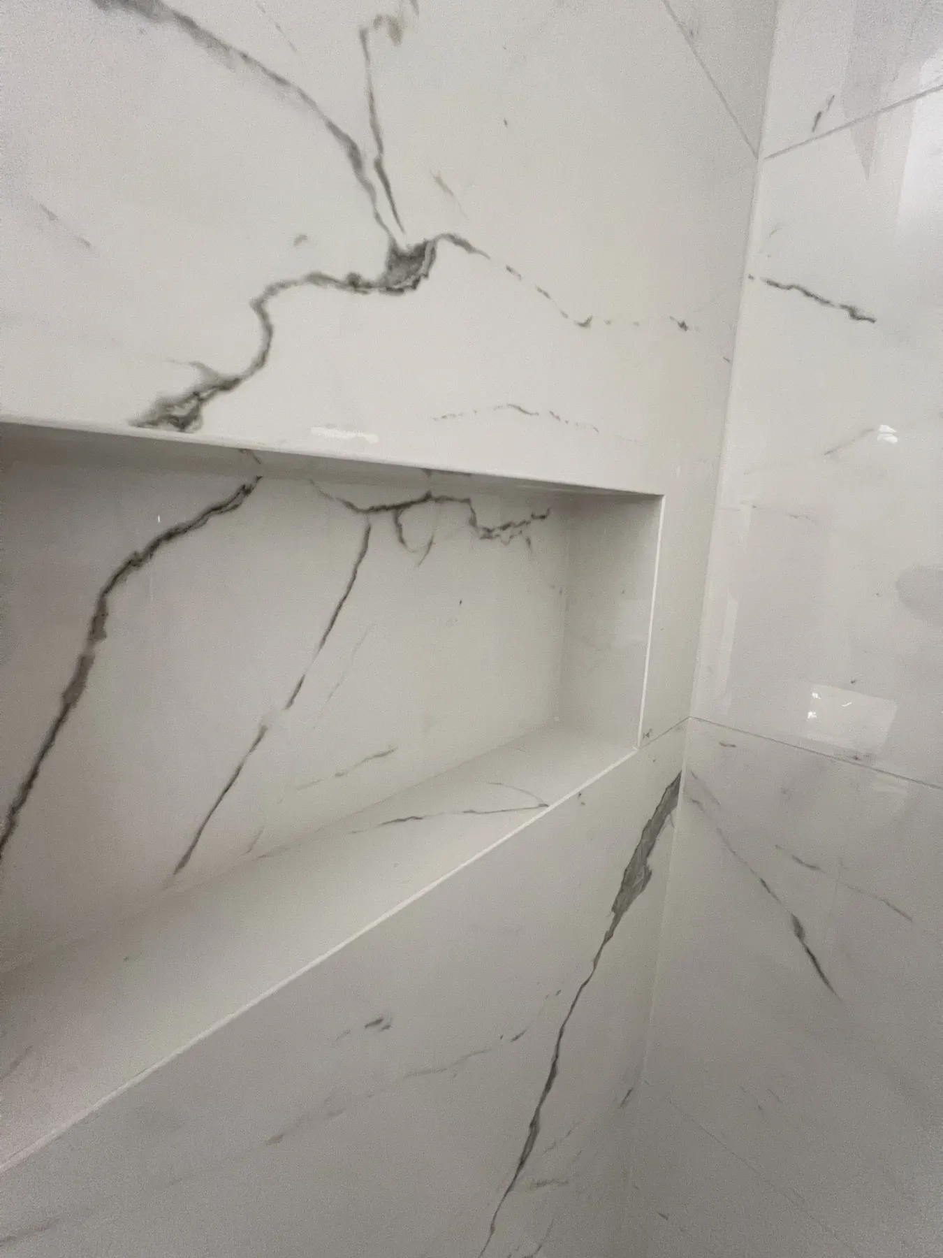 Wandnische in Marmoroptik mit sauberer Gehrungskante