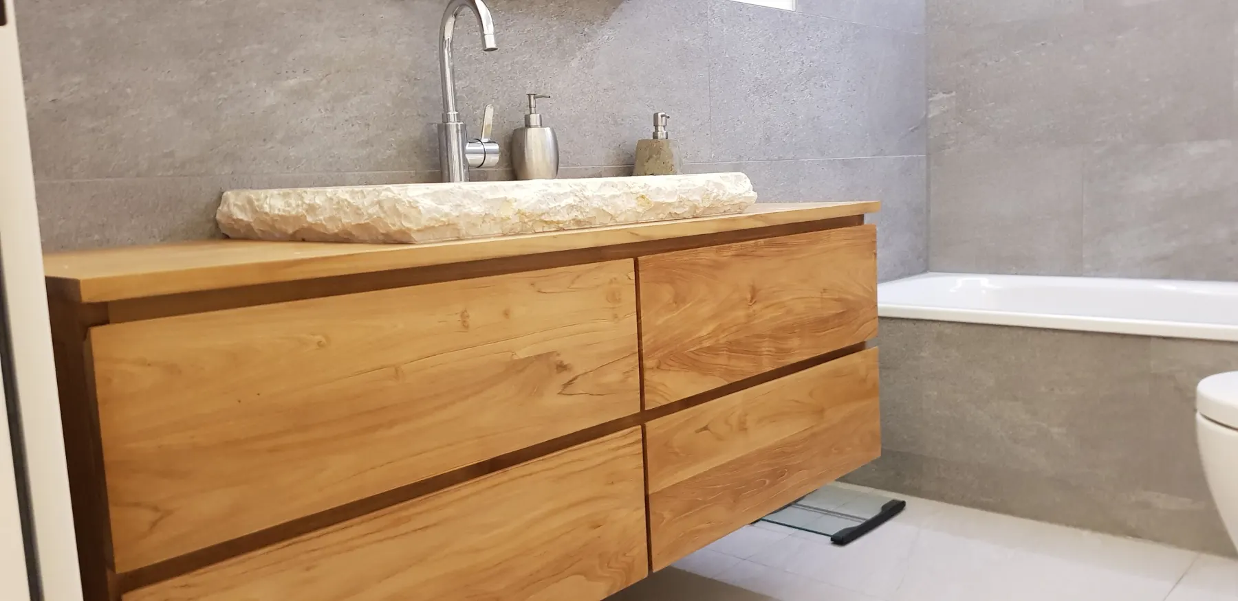 Holz-Unterbauschrank neben der Badewanne