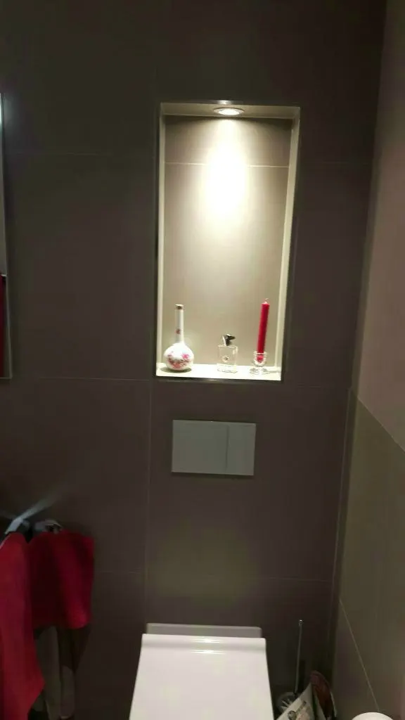 WC mit beleuchteten Wandnischen