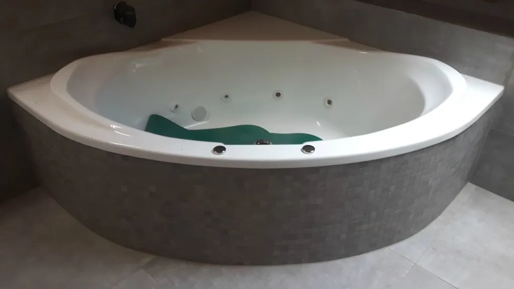Eckbadewanne mit Mosaikverkleidung