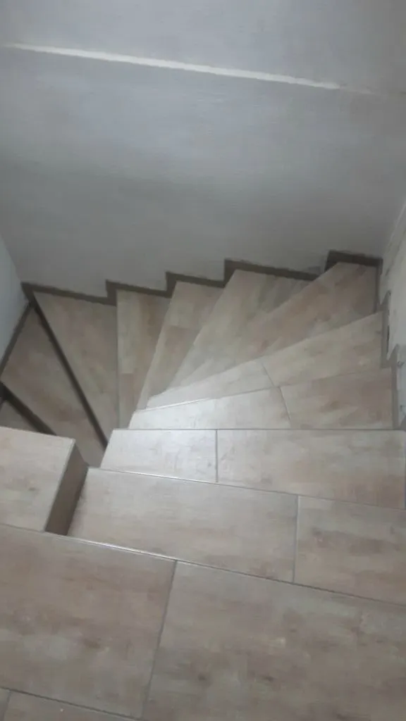 Treppe mit Belag in Holzoptik