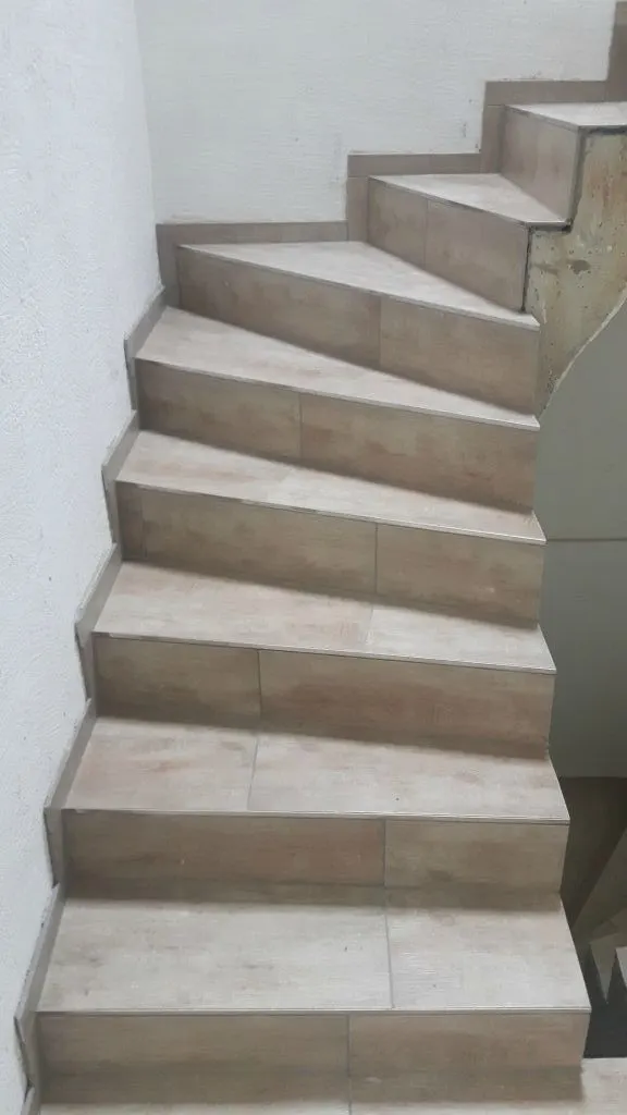 Treppenlauf mit Holzoptik-Platten