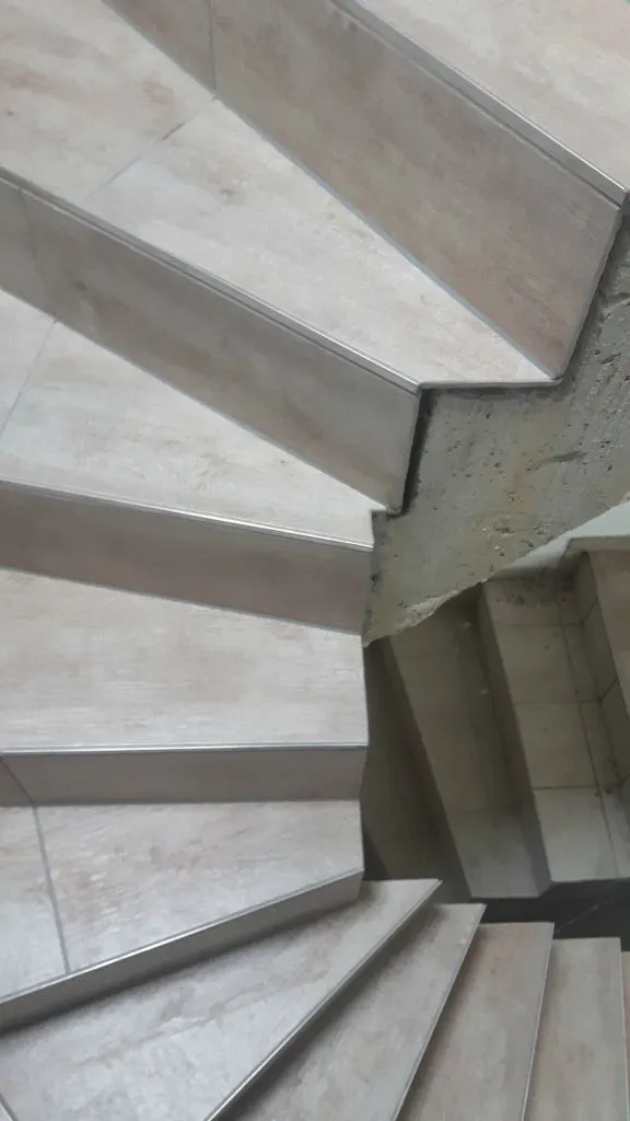 Gewendelte Treppe mit Plattenbelag