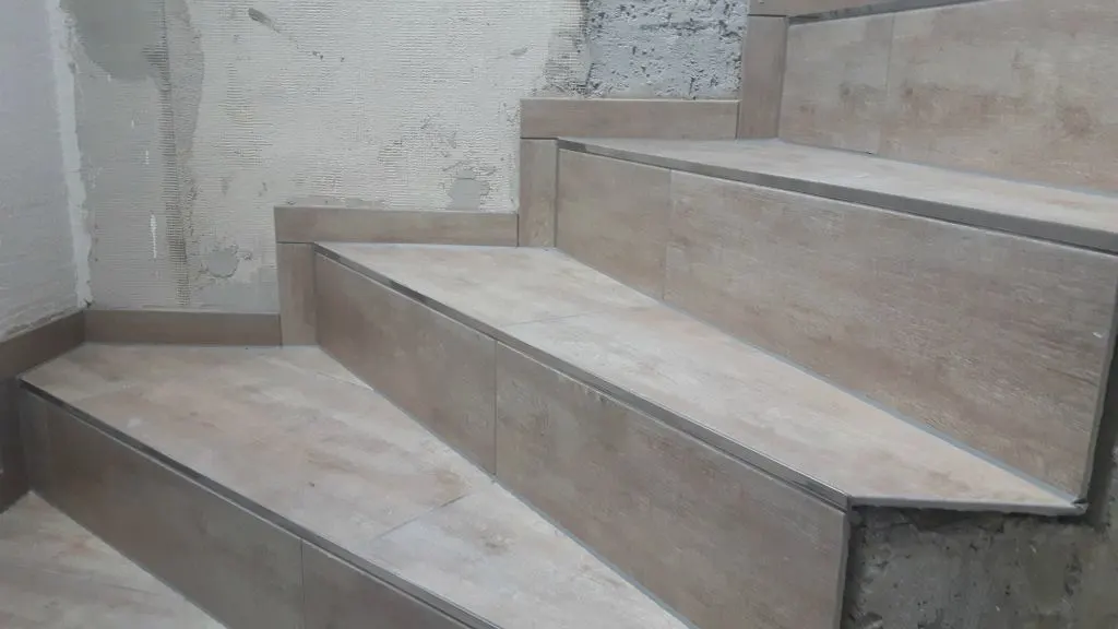 Treppe mit hellen Holzoptik-Platten