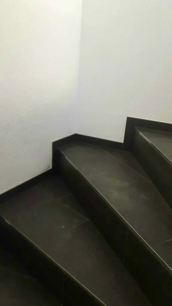 Treppenstufen aus dunklen Platten