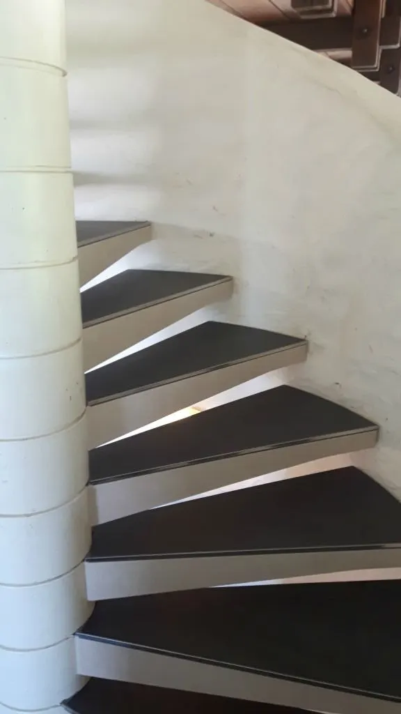 Weisse Wendeltreppe mit dunklen Trittstufen