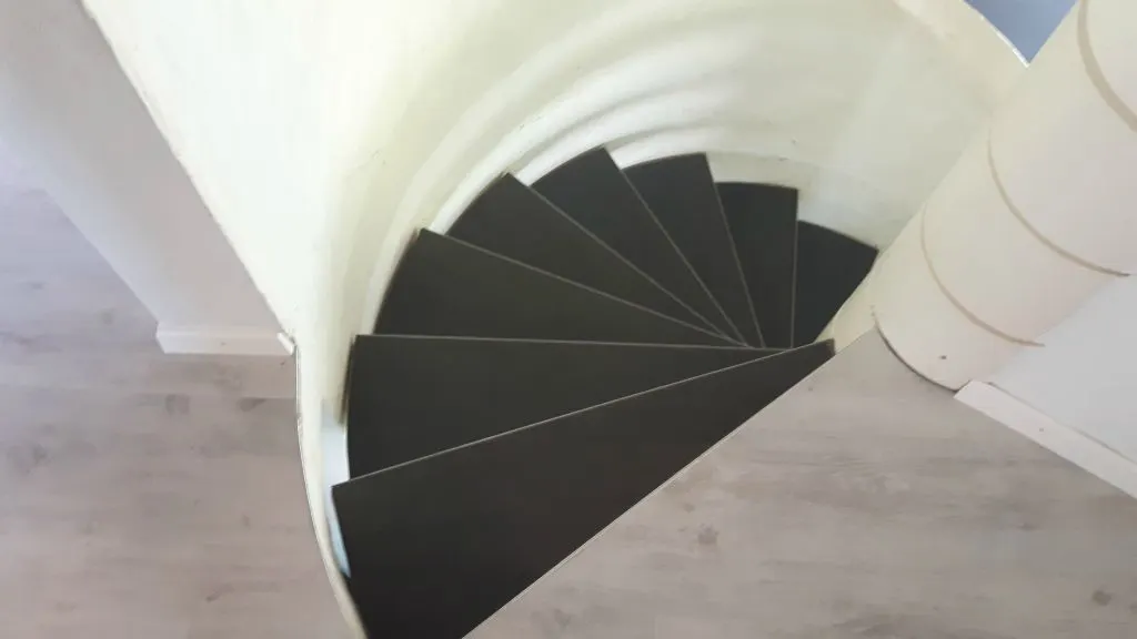 Wendeltreppe mit dunklen Stufen