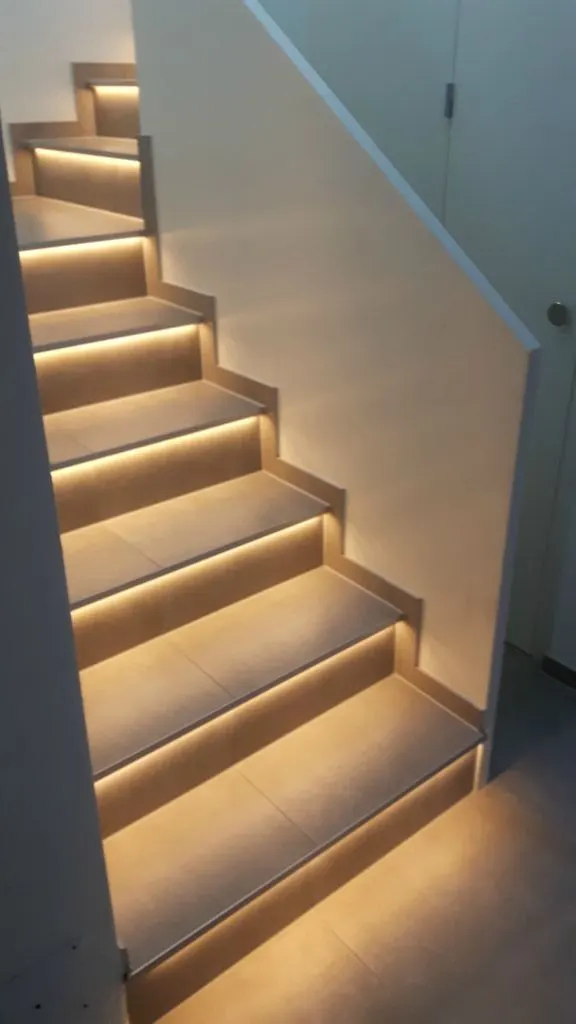 Treppe mit LED-Stufenbeleuchtung
