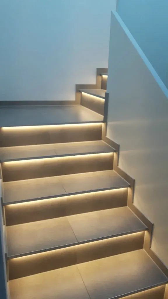 Treppe mit LED-Beleuchtung an den Stufen