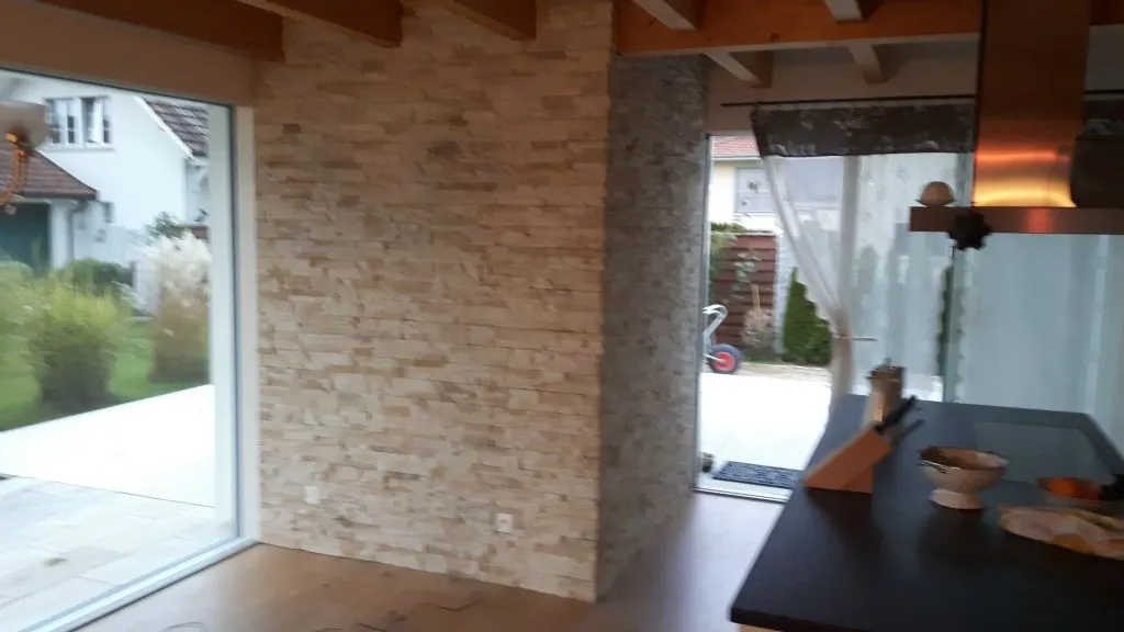 Wohnraum mit Steinwand und Plattenboden