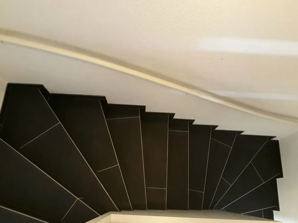 Wendeltreppe von oben mit feinen Fugen