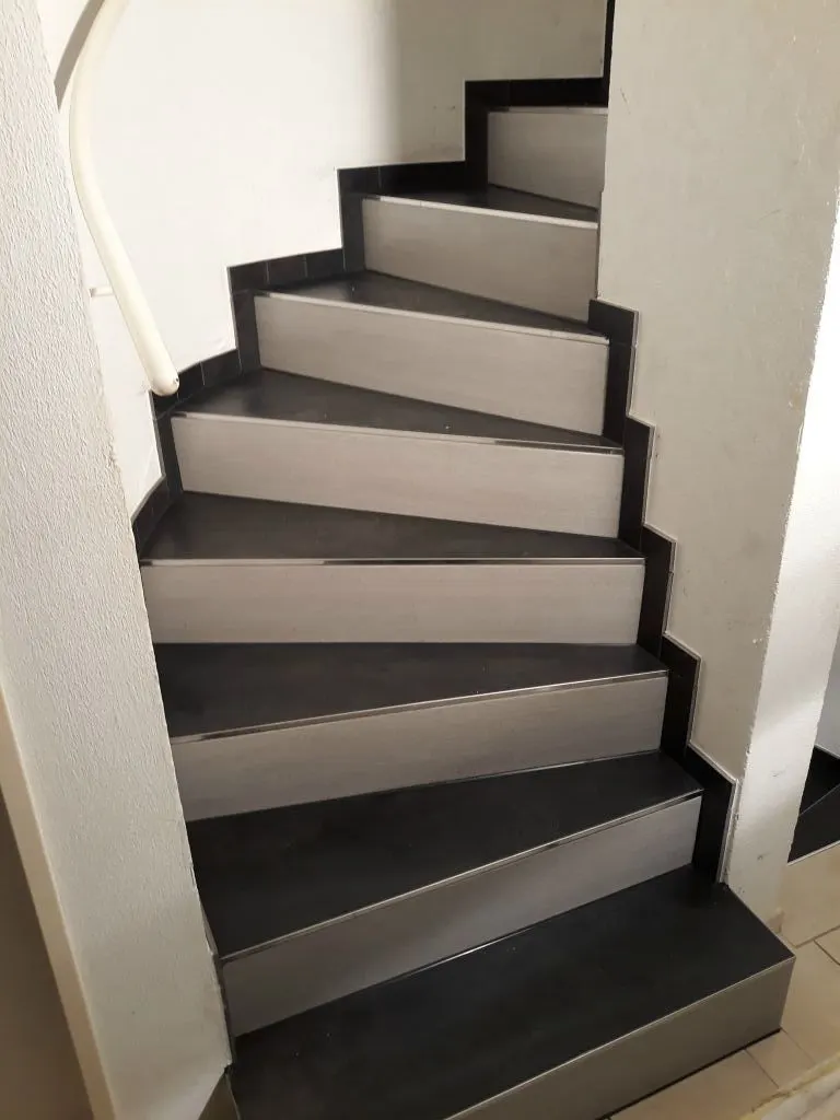 Gewendelte Treppe mit zweifarbigem Belag