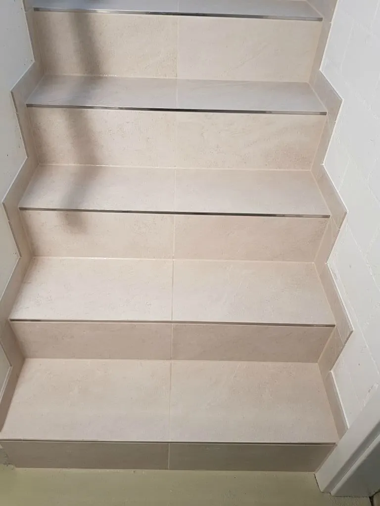Treppe mit hellen Stufen und Profilen