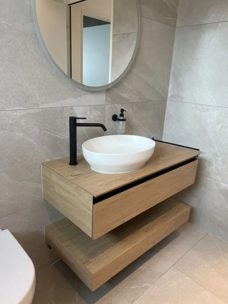 Badezimmer mit Holz-Waschtisch und Badewanne