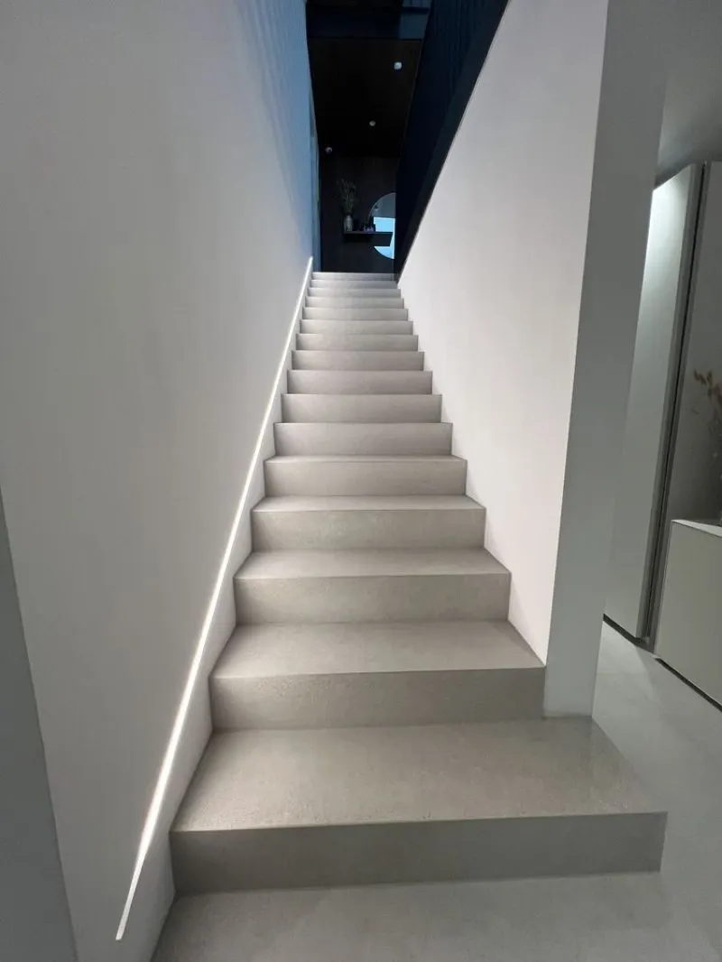 Treppe mit LED-Beleuchtung und Gehrungsecken