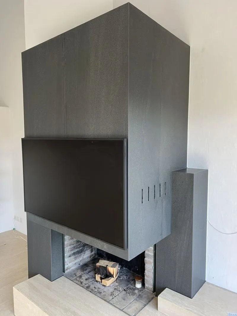 Cheminée mit Verkleidung und Plattenboden